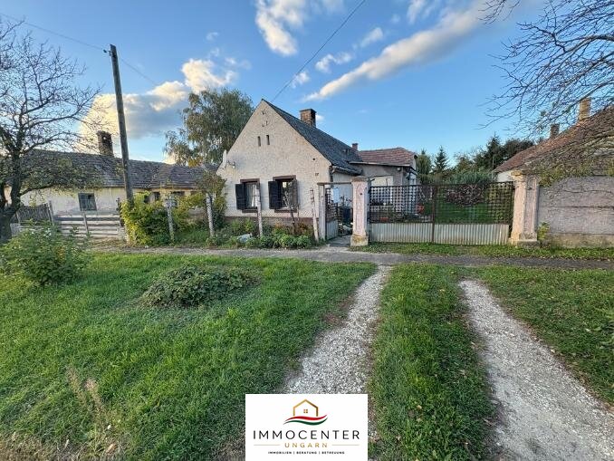 House in need of renovation in a quiet, harmonious setting