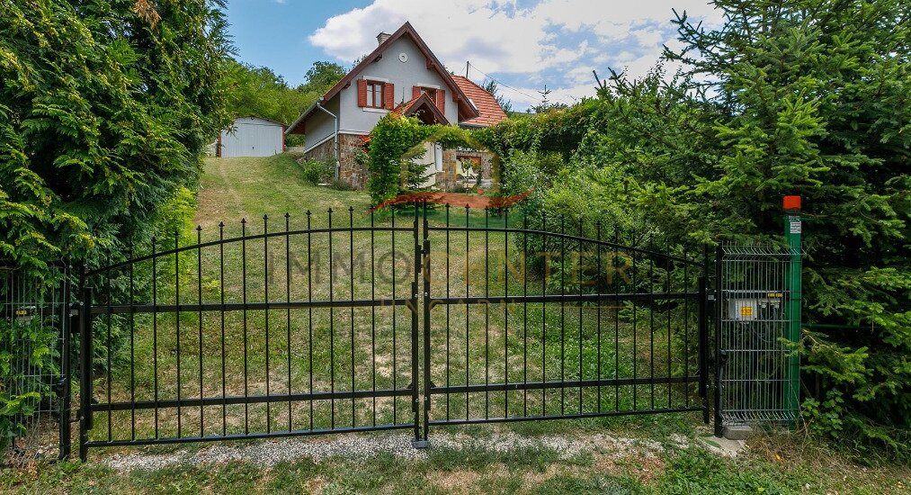 Detached house in a quiet, family-friendly area