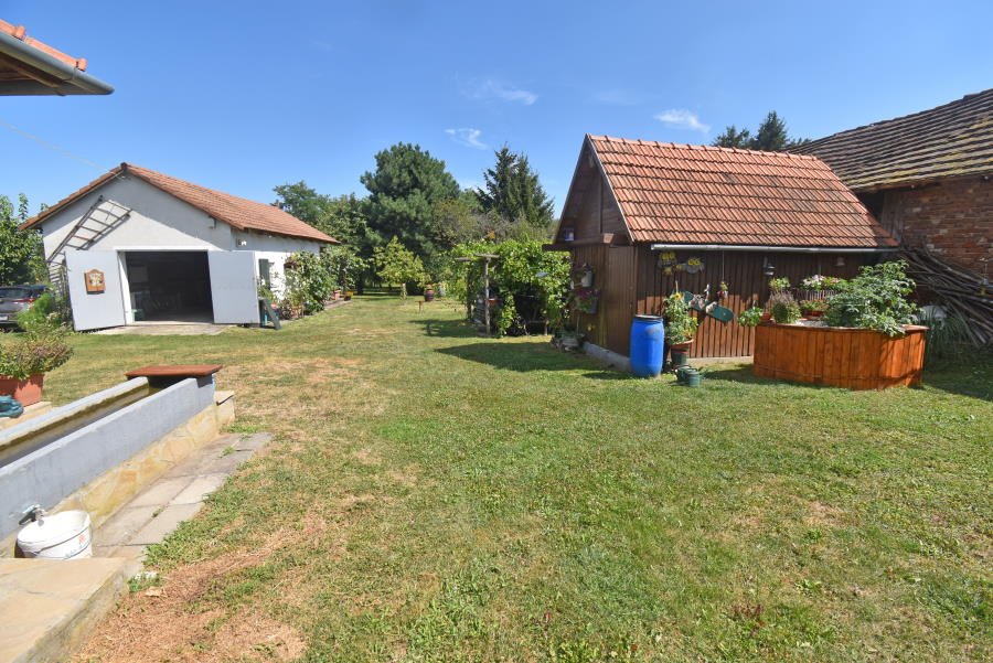 (AAAB) Two-family house with a large plot of land in a quiet location