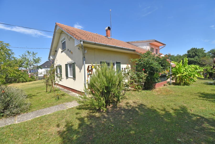 Miháld: (AAAB) Two-family house with a large plot of land in a quiet location Miháld: (AAAB) Two-family house with a large plot of land in a quiet location