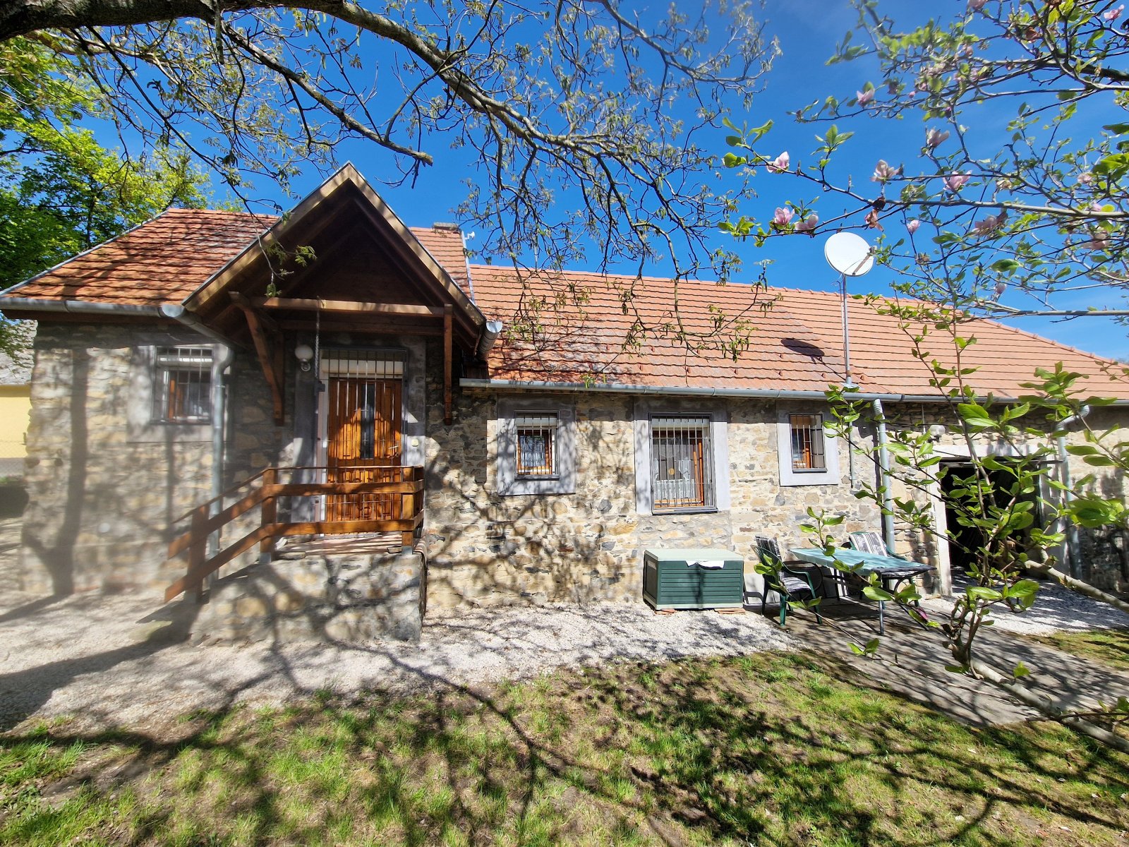 Vindornyaszőlős: (AAAB) 2 houses for the price of one with very nice plot 