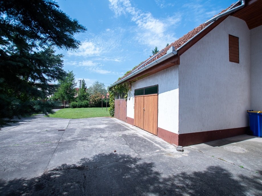 Double garage, yard and garden Double garage, yard and garden