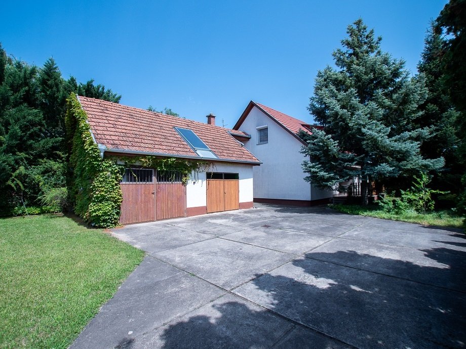 Kecskemét: (AAAB) Large single-family house near the German-speaking Mercedes School 