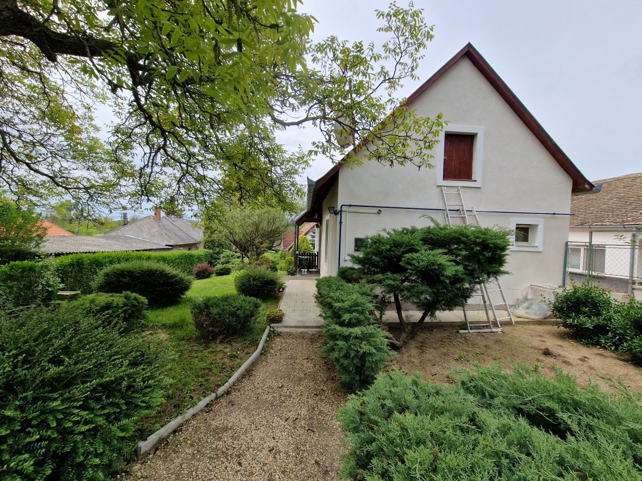 Charming single-family home with low-maintenance landscaping and direct access to the entrance area.