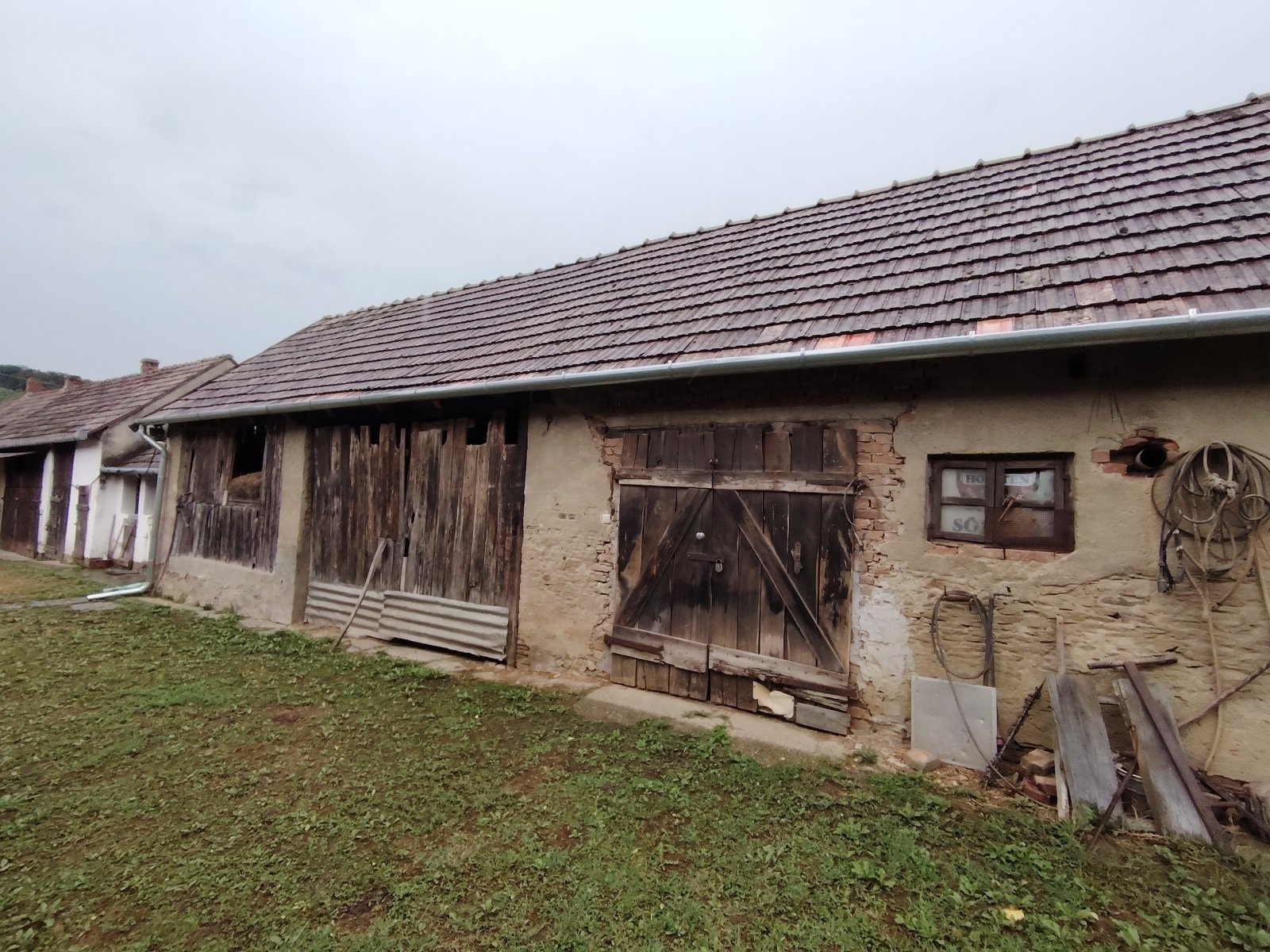 Dilapidated barn with development potential - your project to customize!