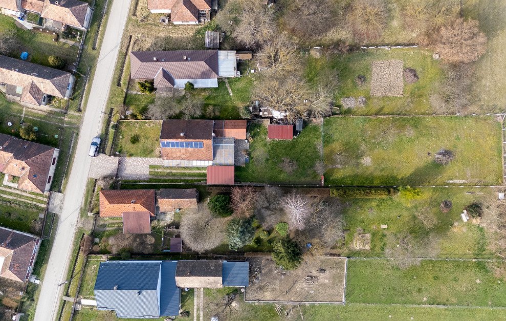 Aerial view: Versatile estate with converted outbuildings and extensive green spaces.