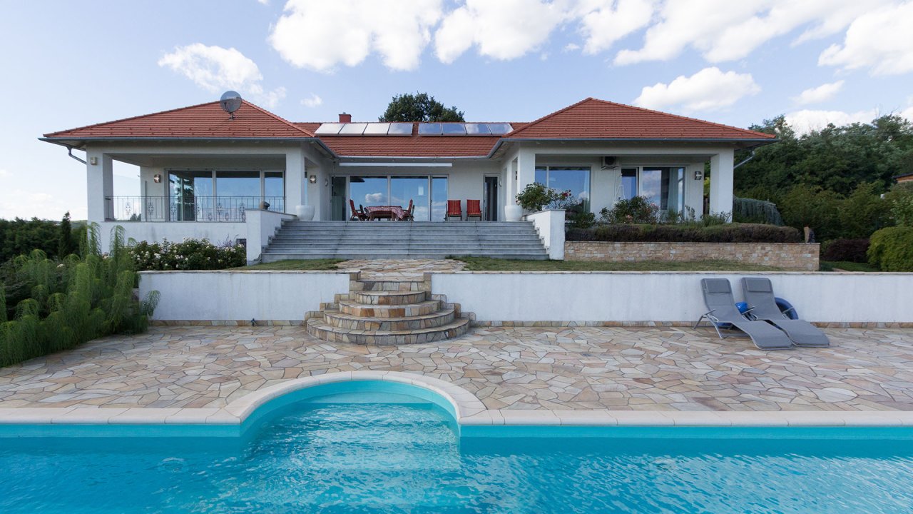 bei Gyenesdiás: (AAAB) Propiedad de lujo con vista panorámica del lago Balaton y una gran piscina 