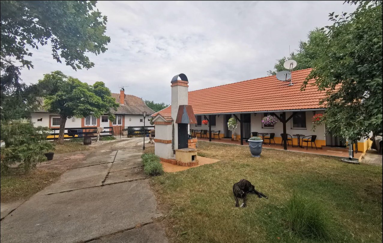 bei Kiskunfélegyháza: (AAA) Granja de caballos con apartamentos para invitados y 30 hectáreas de terreno 