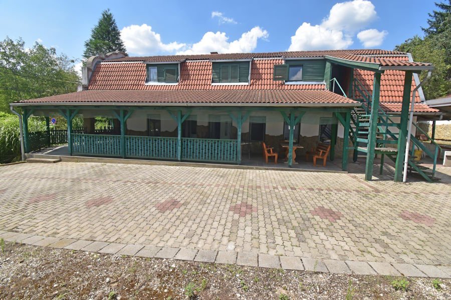 Kistolmács: Casa de huéspedes: albergue juvenil junto al lago con mucho potencial en el oeste de Hungría 