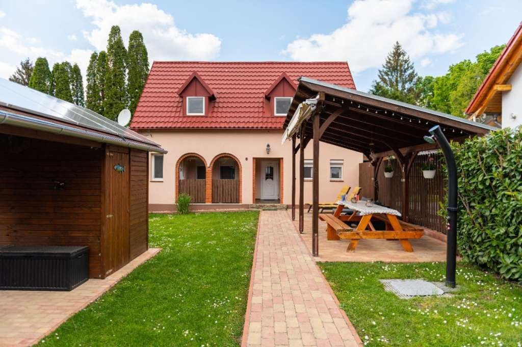 Hosszúpereszteg: Casa frente al lago con cabaña de pesca (AAA) WH4838 