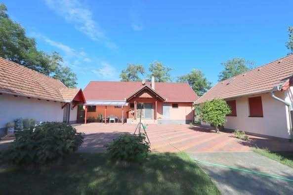 bei Jakabszállás: Casa de campo de alta calidad de 2013 en una zona tranquila con apartamento independiente (AAA) 