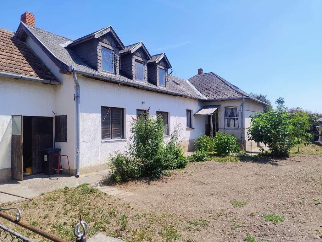 Szőce: Casa de dos familias cerca de la frontera con Austria en el parque nacional. 