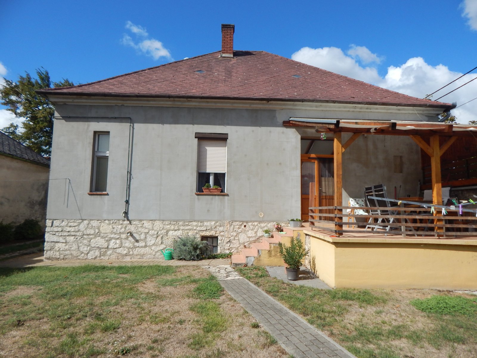 Tapolca: Una casa unifamiliar de clase media en la popular zona ajardinada de Tapol. 