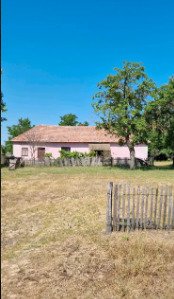 Csengele: () Casa de campo bien conservada en su estado original y con mucho terreno 