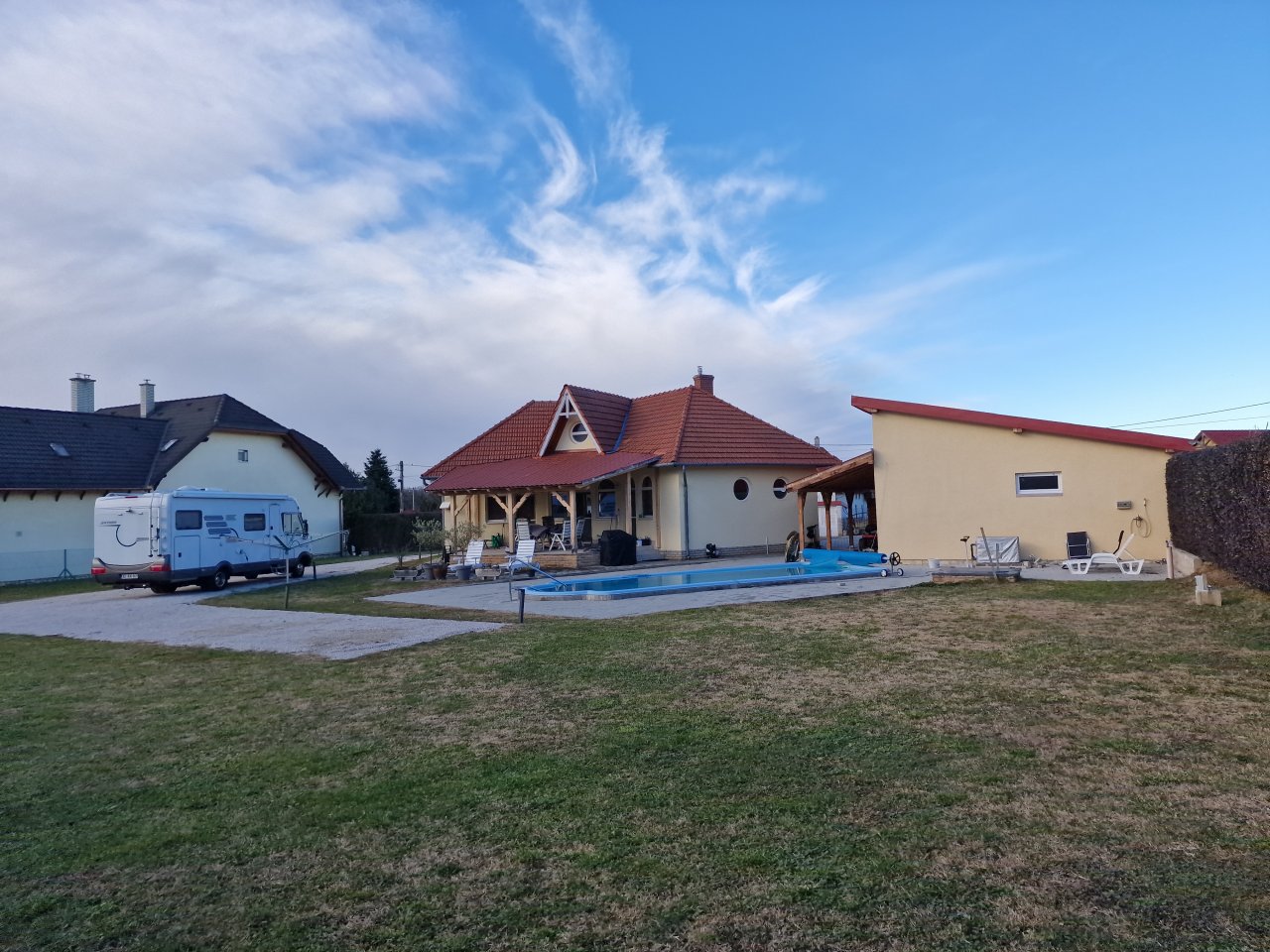 Balatonszentgyörgy: (AAAB) Casa de campo con apartamento de invitados y 8 plazas de aparcamiento para caravanas cerca del lago 