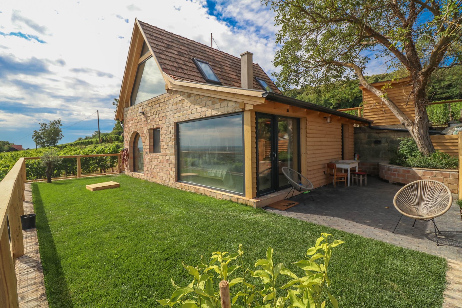 Villány: (AAA) Un panorama excepcional se combina con una renovación armoniosa Villány: (AAA) Un panorama excepcional se combina con una renovación armoniosa