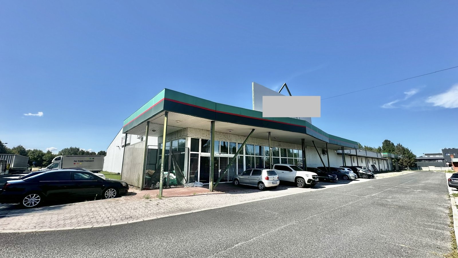 Sopron: Un edificio comercial/almacén versátil Sopron: Un edificio comercial/almacén versátil