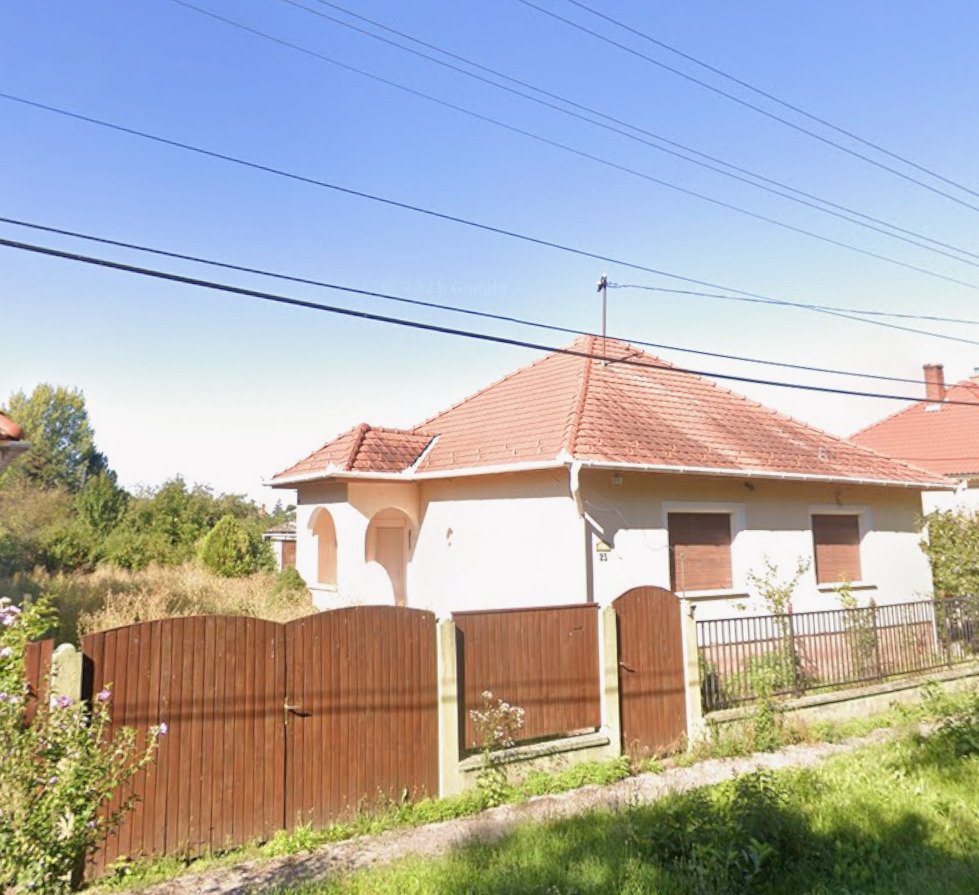 Egyed: Oportunidad única: amplio terreno, acogedora casa unifamiliar, ubicación tranquila. Egyed: Oportunidad única: amplio terreno, acogedora casa unifamiliar, ubicación tranquila.