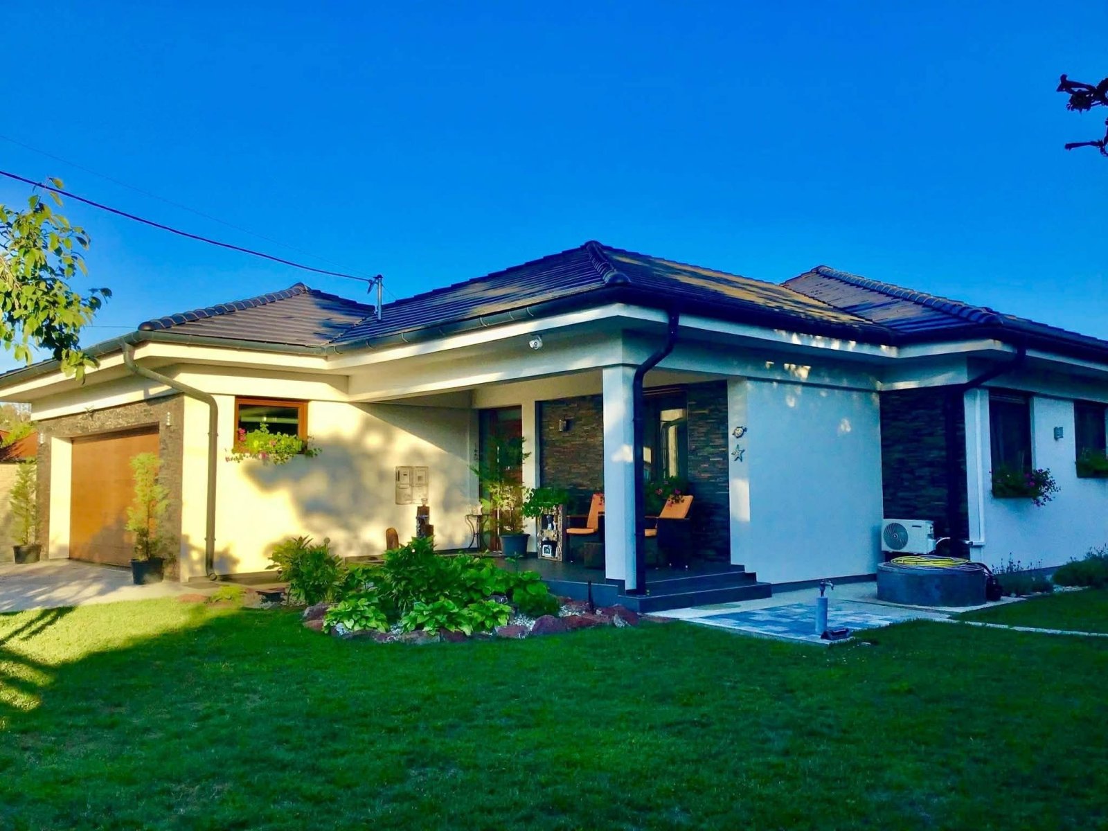 Balatonfenyves: Casa familiar exclusiva y bien mantenida, con una casa de invitados adicional en una ubicación céntrica y tranquila cerca del lago Balaton. 