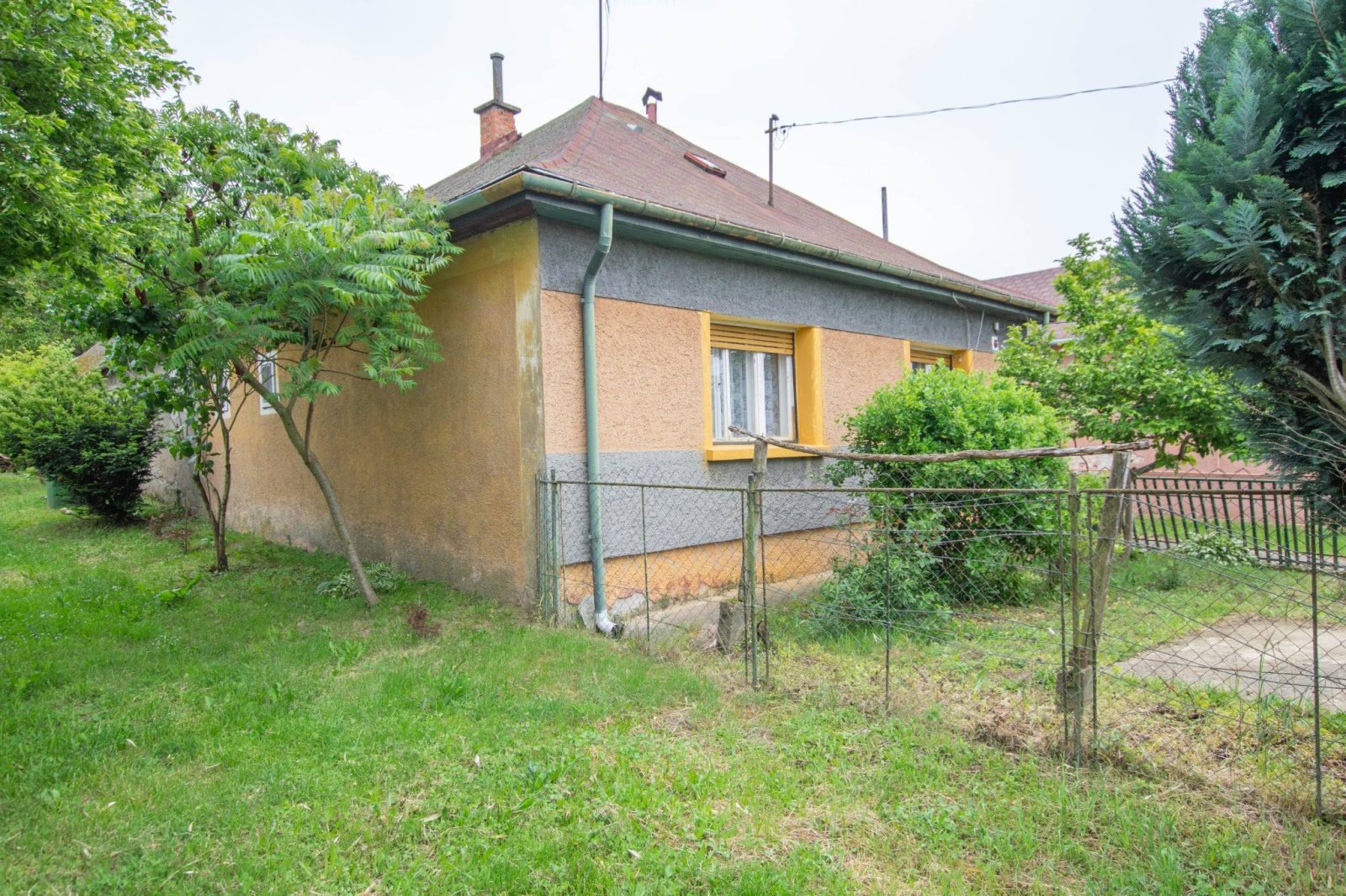 Alsóújlak: (ABA) Casa unifamiliar pequeña pero decente en una buena ubicación. 