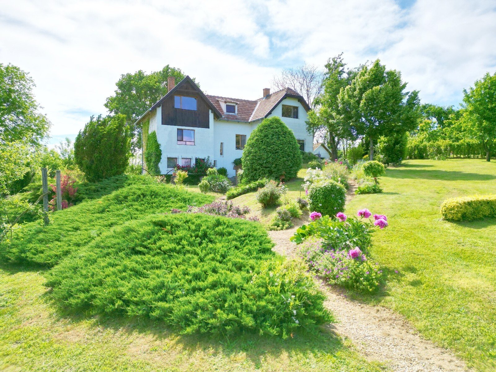 Halogy: Atractiva casa con amplio terreno, a sólo media hora de Austria. 