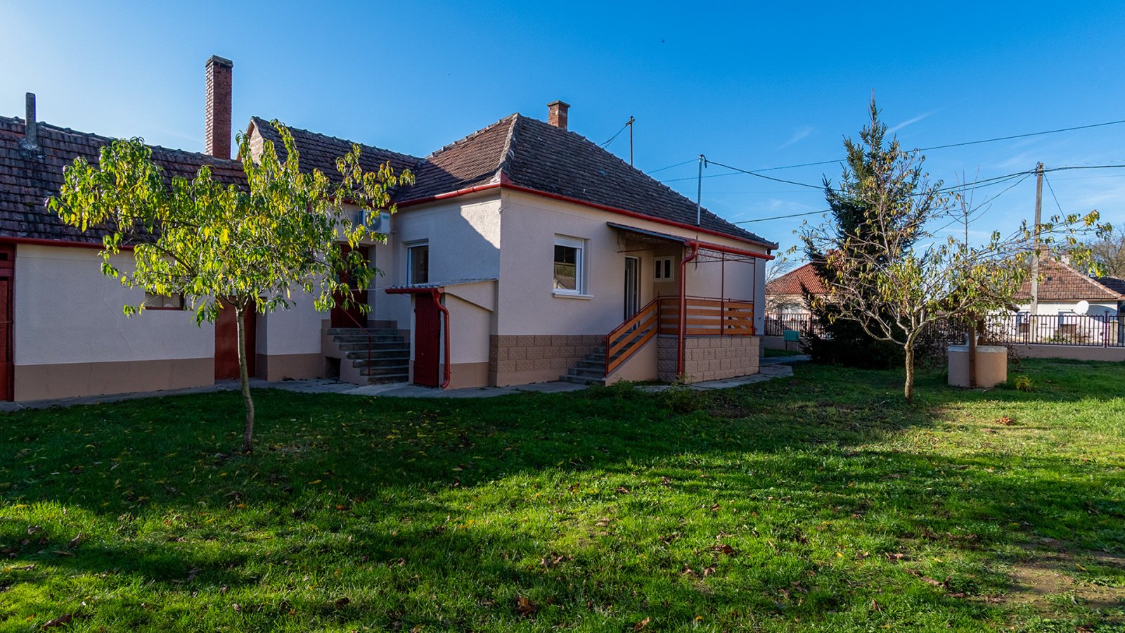 Ohid: (AAA) Casa renovada con buen gusto con amplios terrenos 