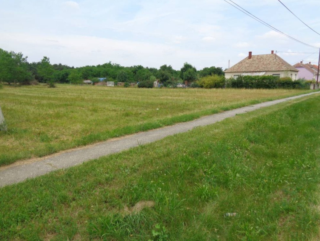 Jákfa: Tres parcelas de terreno adyacentes con una superficie total 