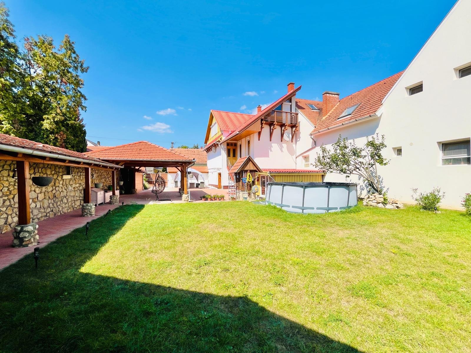 Keszthely: Casa de dos familias renovada cerca del lago Balaton 