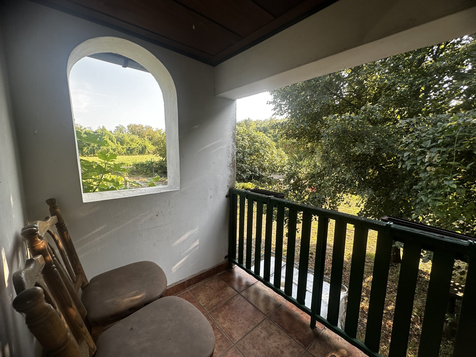 Zalaszentgrót: Una parcela de jardín vallada con una dependencia habitable. 