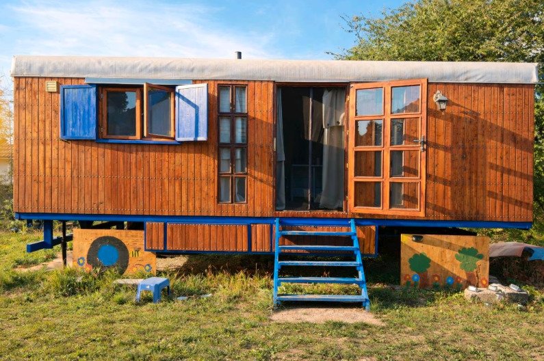 Türje: (B-A) ¡Terreno edificable con taller y vagón de circo también disponible en régimen de alquiler con opción a compra! 