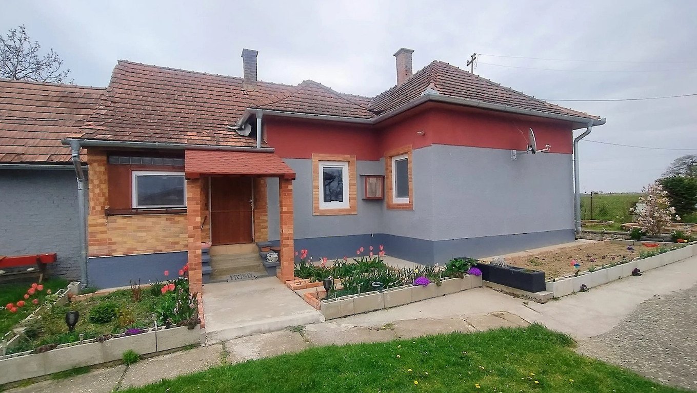 Kozmadombja: Zona agrícola y vivienda familiar en una zona tranquila y familiar. 