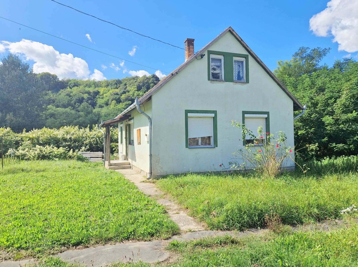 Söjtör: Casa que necesita reformas en una zona tranquila. 