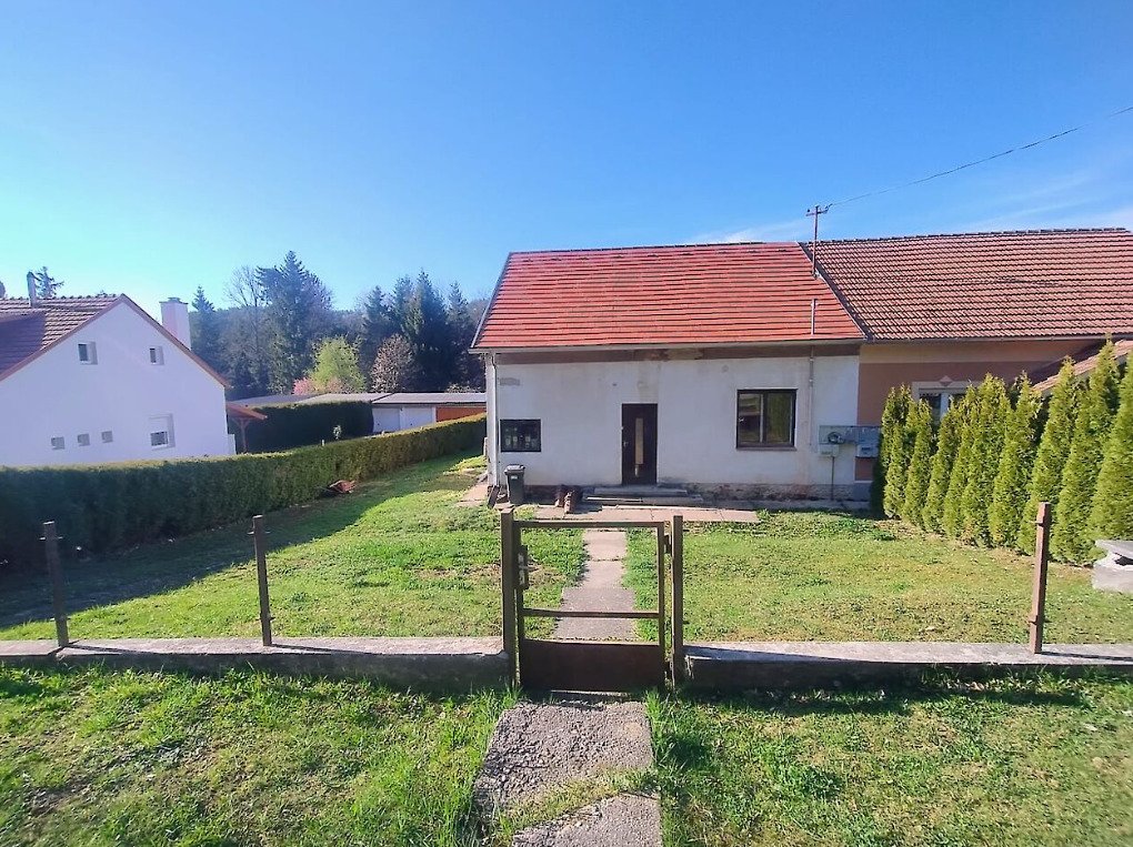 Felsőszölnök: Una casa que necesita reformas en la frontera austrohúngara, cerca del parque nacional. 