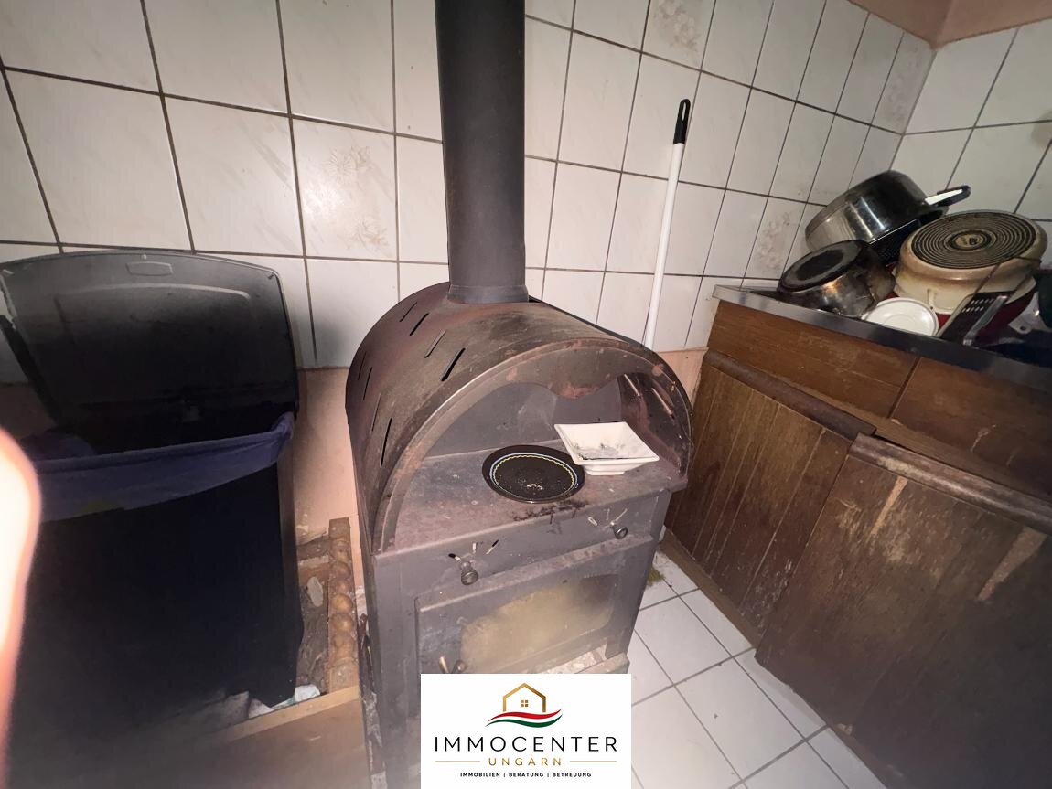 Casa que necesita reformas en un entorno tranquilo y armonioso.