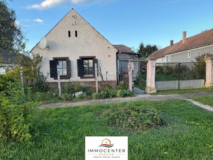 Casa que necesita reformas en un entorno tranquilo y armonioso.
