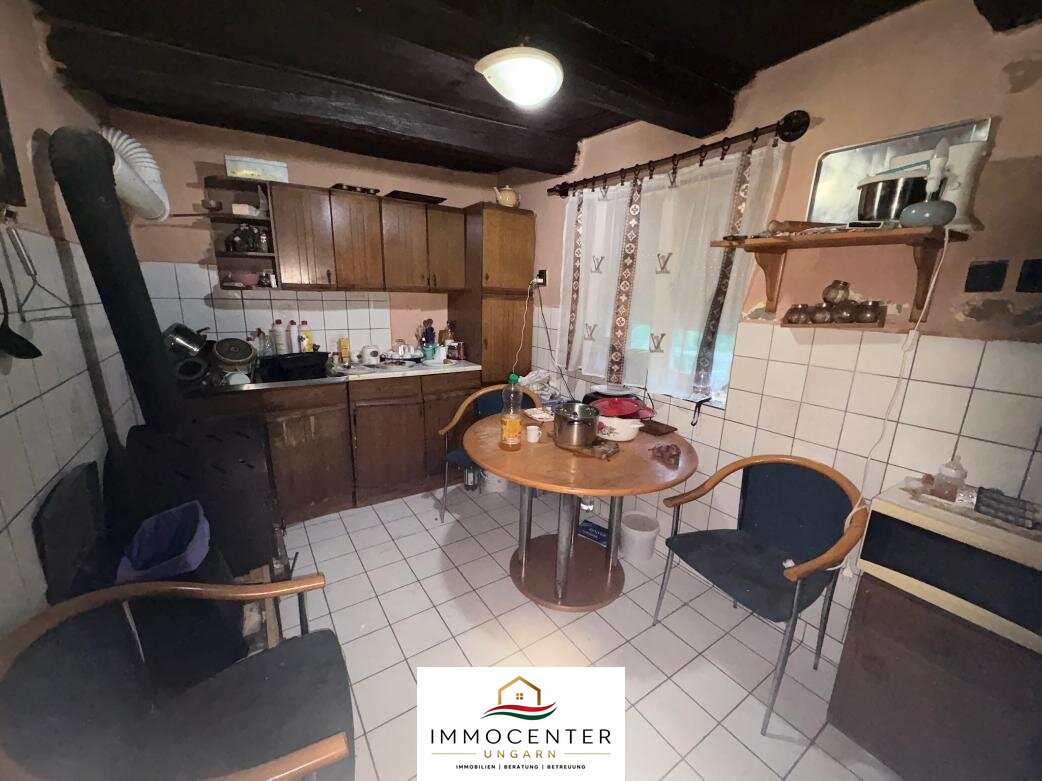 Casa que necesita reformas en un entorno tranquilo y armonioso.