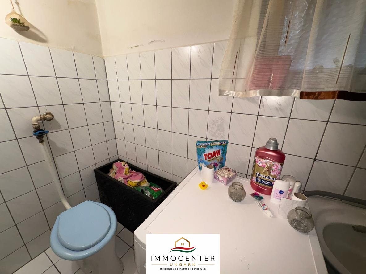 Casa que necesita reformas en un entorno tranquilo y armonioso.