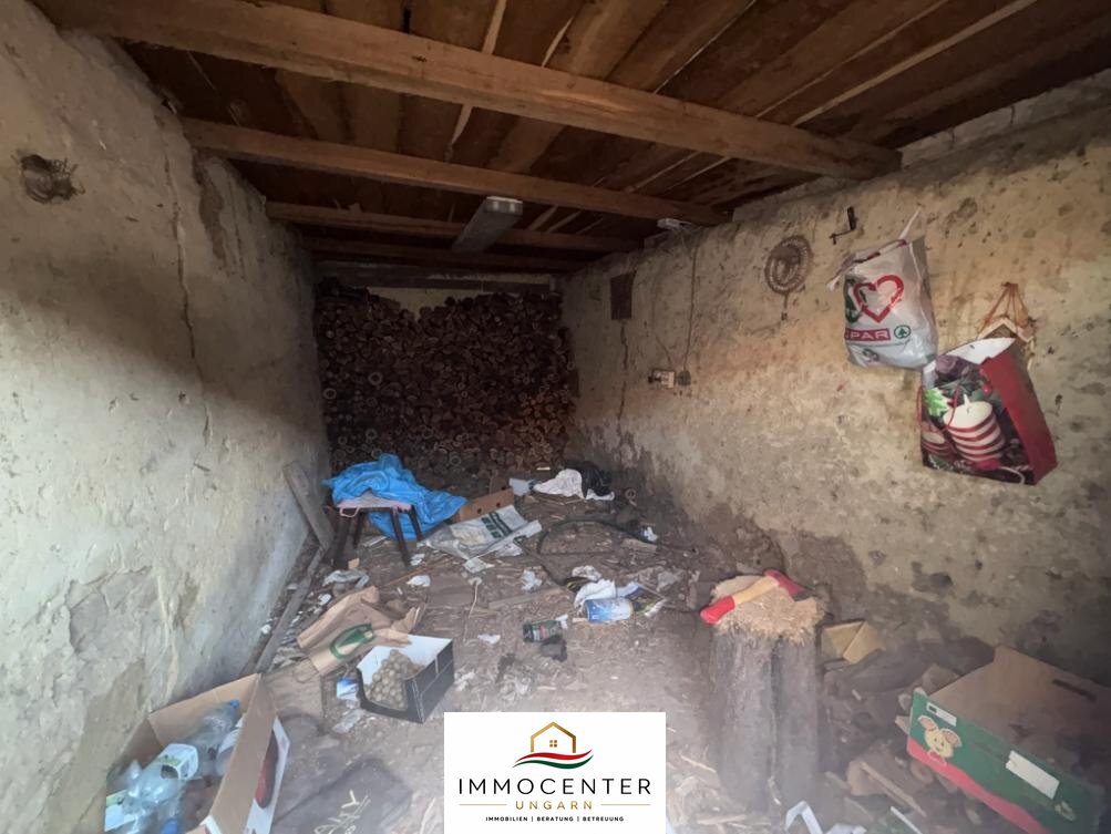 Casa que necesita reformas en un entorno tranquilo y armonioso.