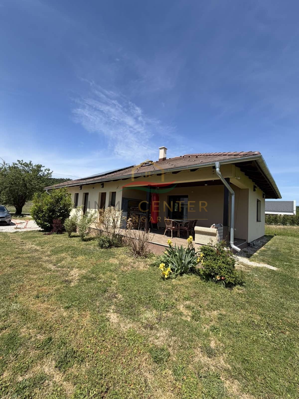 Casa unifamiliar energéticamente eficiente en una calle tranquila de Balatongyörök.