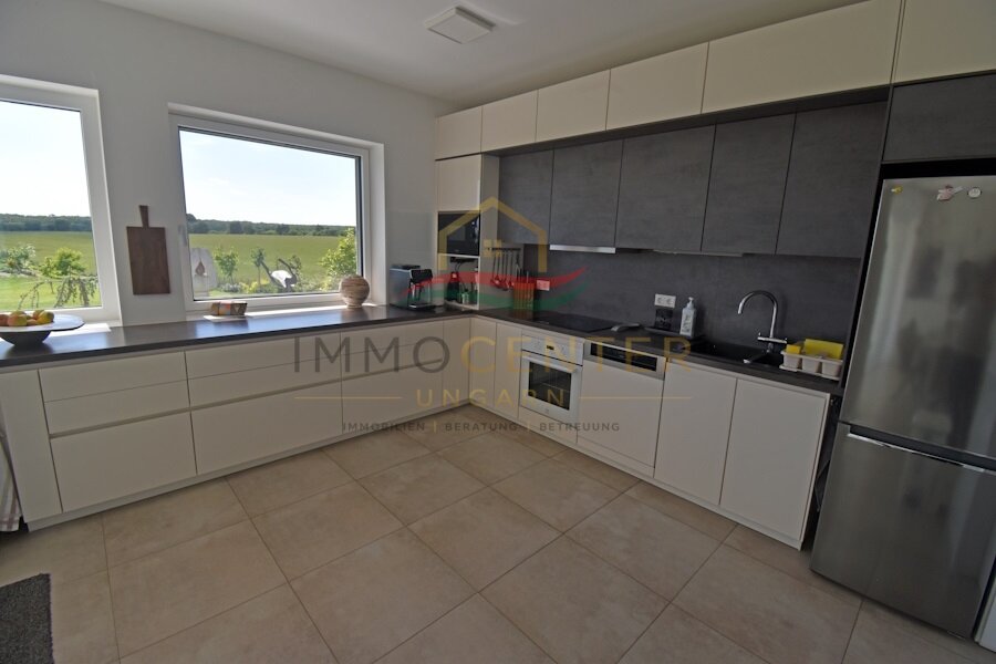 Casa exclusiva con vistas panorámicas de 180 grados, cerca de la ciudad y de baños termales.