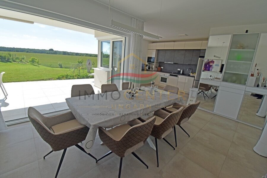 Casa exclusiva con vistas panorámicas de 180 grados, cerca de la ciudad y de baños termales.