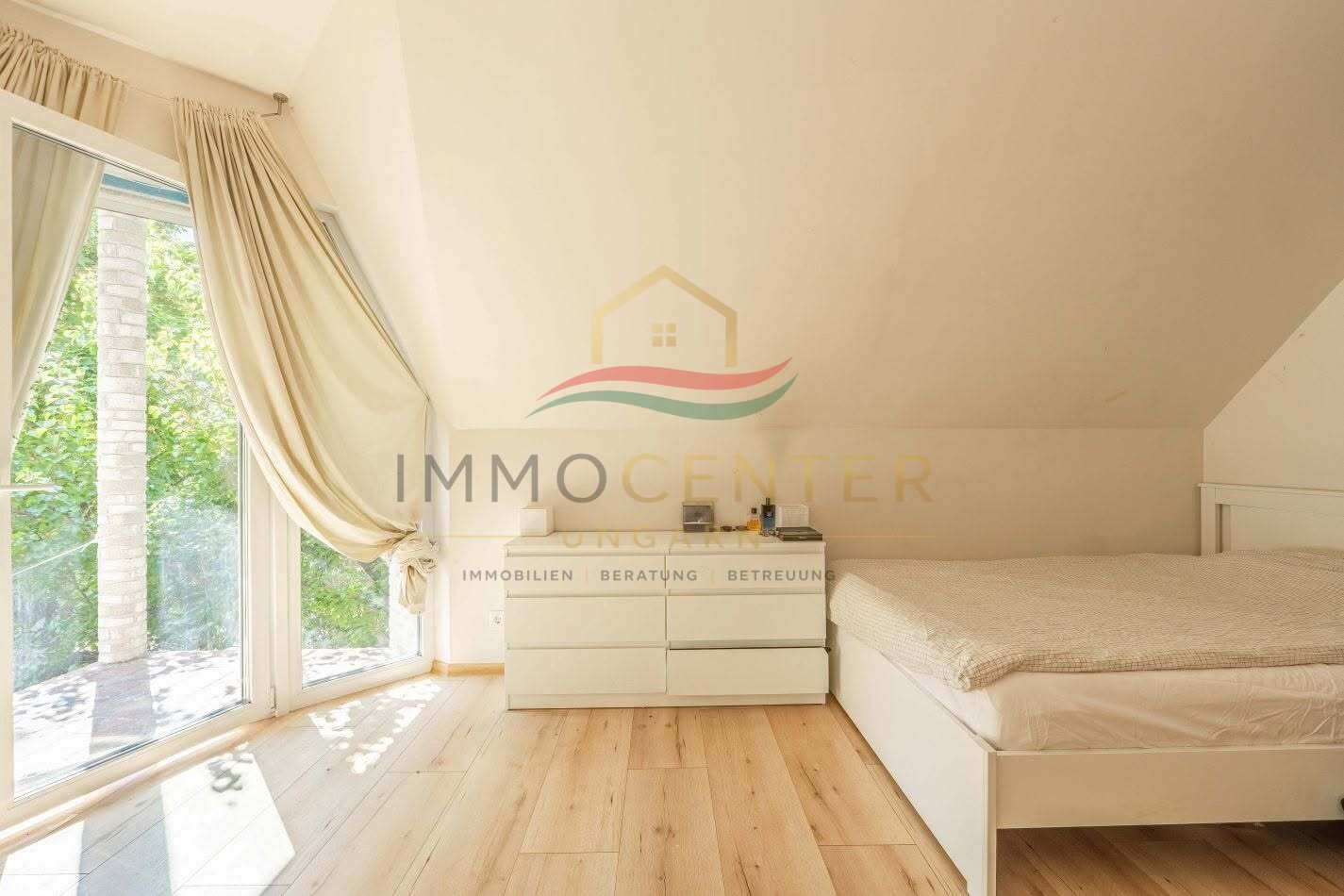 Casa de ensueño, moderna y con mucho ambiente, con piscina cerca del lago, en un entorno tranquilo y verde.