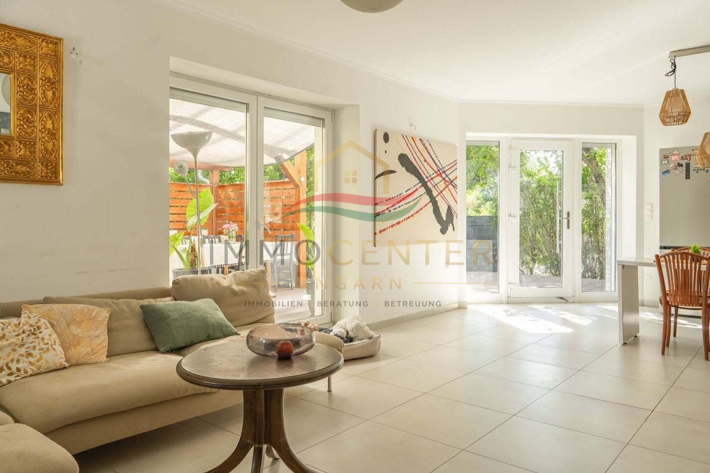 Casa de ensueño, moderna y con mucho ambiente, con piscina cerca del lago, en un entorno tranquilo y verde.