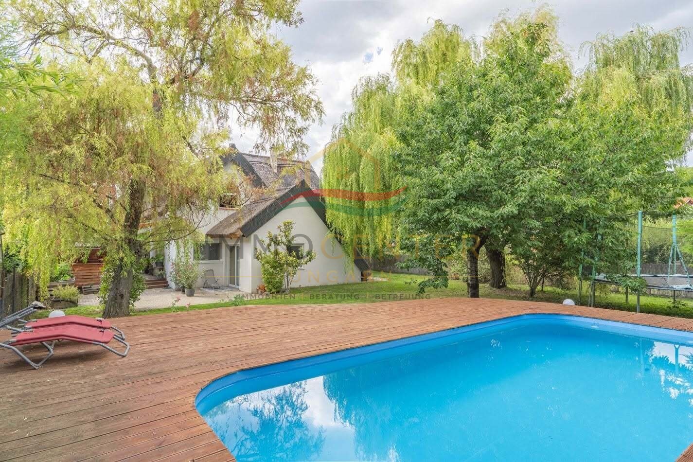 Velence: Casa de ensueño, moderna y con mucho ambiente, con piscina cerca del lago, en un entorno tranquilo y verde. Velence: Casa de ensueño, moderna y con mucho ambiente, con piscina cerca del lago, en un entorno tranquilo y verde.