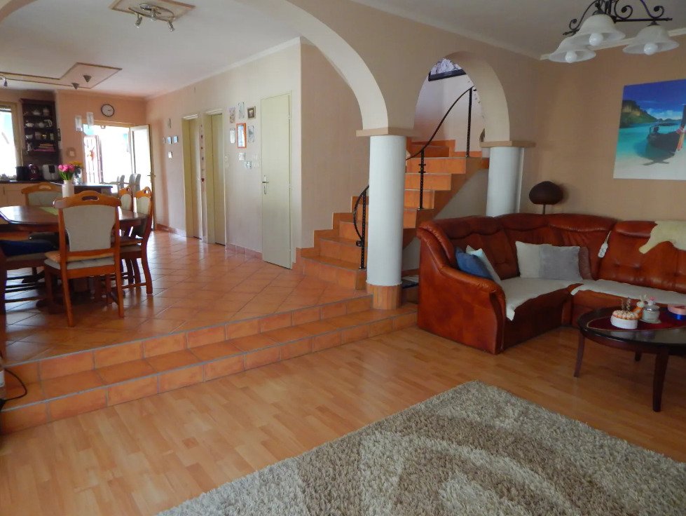 Una casa unifamiliar a estrenar en un entorno tranquilo.