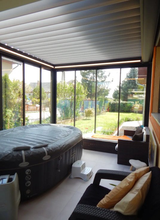 Una casa unifamiliar a estrenar en un entorno tranquilo.