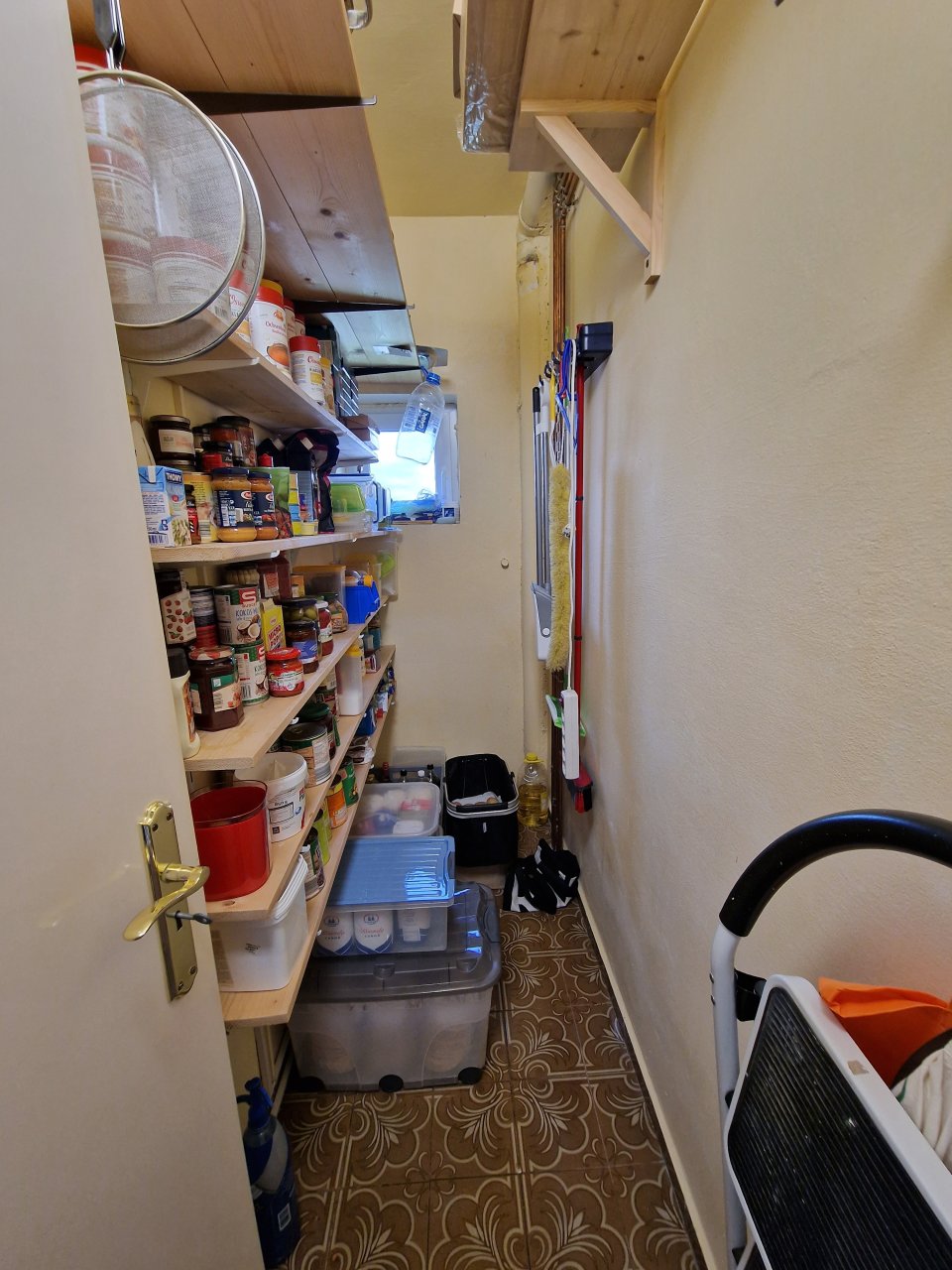 Peine de comida debajo