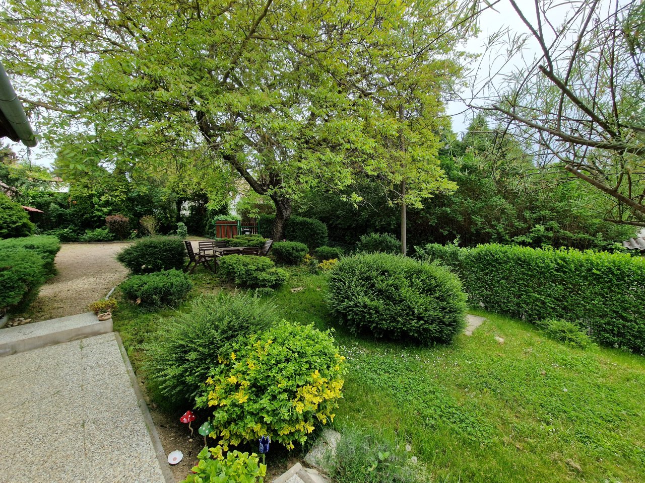 Lugar exclusivo de retiro: Jardín privado diseñado de manera soñadora con asientos pintorescos y vegetación perfecta