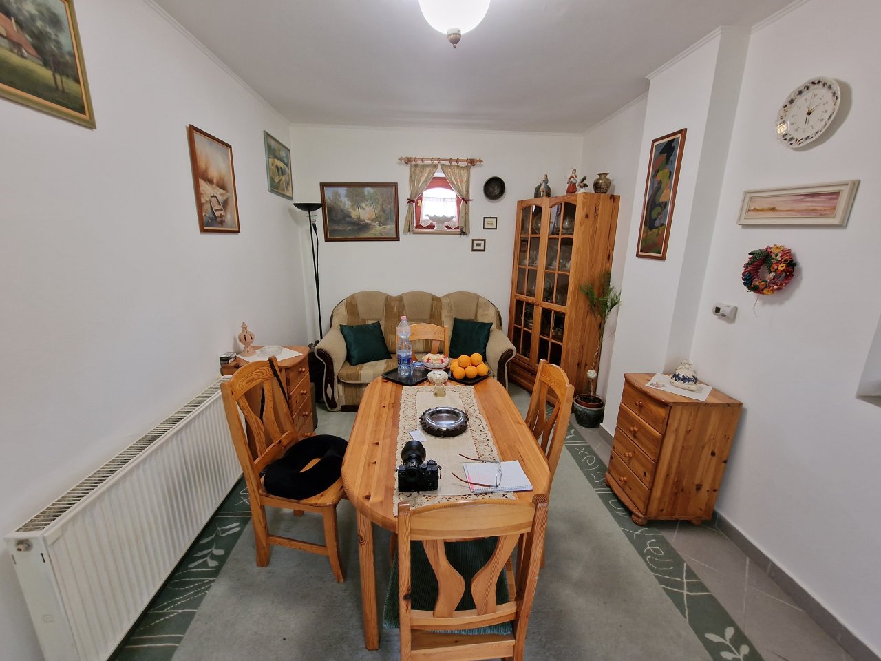 Aquí está la traducción al español:Área de comedor acogedora con encanto: Calidez hogareña a través de muebles de madera y decoración mural atmosférica