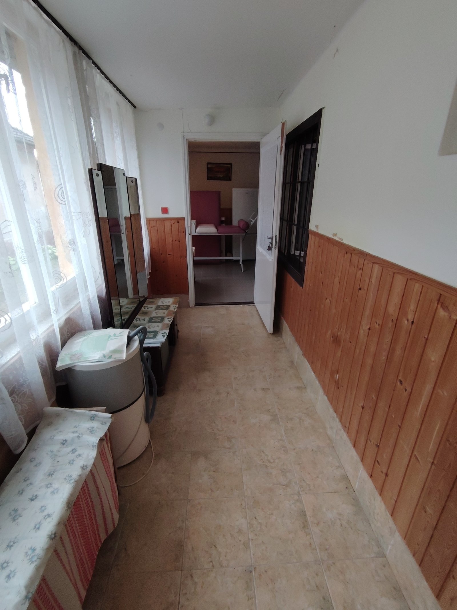 Área de pasillo práctica con revestimiento de madera y acceso directo al dormitorio - ¡uso inteligente del espacio incluido!